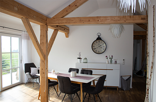 Referenz Esszimmer in einem ausgebauten Dachboden mit moderner Einrichtung