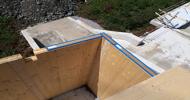 Schallentkopplung Einbau PhoneStip Entkopplungsstreifen auf den Wänden eines Neubaus in Holzbauweise, die erste Geschossdecke fehlt noch