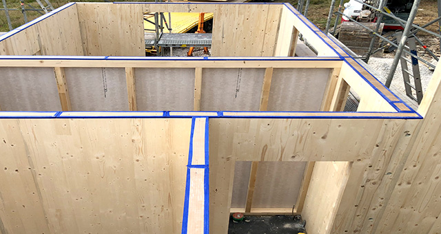 Schallentkopplung Ausbau PhoneStip Entkopplungsstreifen auf den Wänden eines Neubaus in Holzbauweise, die erste Geschossdecke fehlt noch