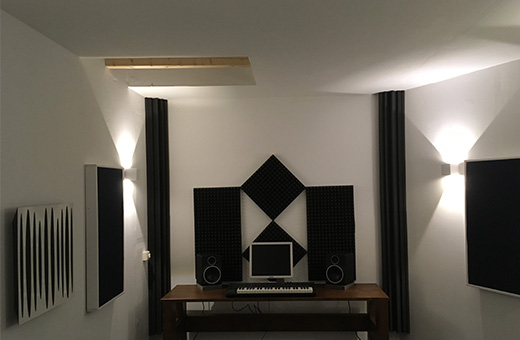 Tonstudio mit Boxen und Schalldämmung an der Wand