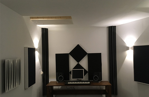 Tonstudio Referenz Tonstudio mit Boxen und Schalldämmung an der Wand